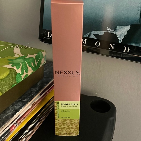 Nexxus crème spray revives curls - Picture 4 of 4